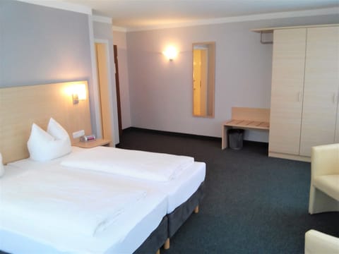 Triple Room | Hypo-allergenic bedding, desk, laptop workspace, bed sheets