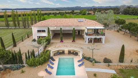 Holiday rental in Arles – Fully equipped house for families or groups, heated pool, jacuzzi, billiards, foosball, ping-pong, sleeps 15. Book online with Plaisirs & Maisons de Provence