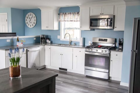 Eat-in Kitchen – Fully stocked kitchen perfect for home-cooked meals or local takeout