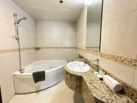 Deluxe Room | Bathroom | Hair dryer, bidet, soap, shampoo