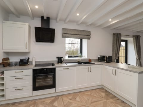 Dishwasher, electric kettle, toaster, cookware/dishes/utensils