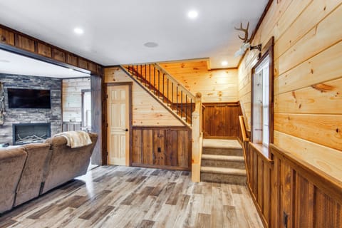 House (6 Bedrooms) | Interior