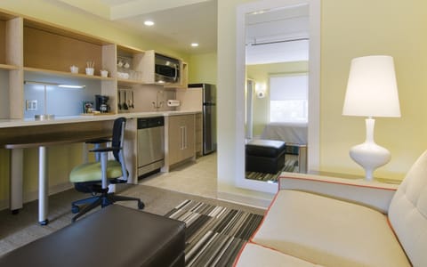 Studio Suite, 1 King Bed | In-room safe, desk, laptop workspace, blackout drapes