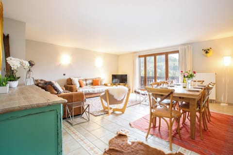 Spacious living & dining room