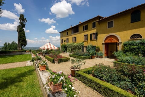 Activities, Balcony / Terrace / Patio, Building Exterior, Garden, Pool, Spring, Summer
