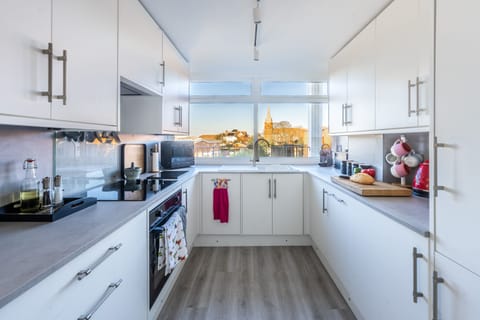 Lower floor: Fully equipped modern kitchen