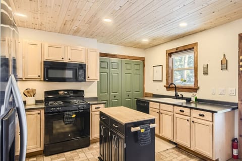 Our kitchen blends functionality and flair, ideal for quick snacks or elaborate dining experiences, equipped with a top-notch oven for your culinary adventures.