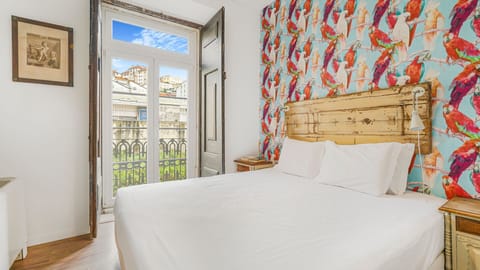 A comfortable bedroom with plenty of natural light and a queen-sized bed, ready to accommodate 2 guests.
#naturallight #comfort #safety #portugal #pt #lisbon