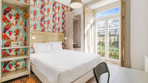 A comfortable bedroom with plenty of natural light and a queen-sized bed, ready to accommodate 2 guests.
#naturallight #comfort #safety #portugal #pt #lisbon