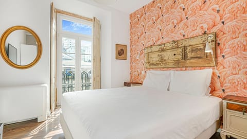 Immerse yourself in the natural light and vibrant colors of this cozy bedroom.
#naturallight #comfort #portugal #pt #lisbon