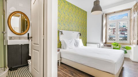Simply furnished and with a light decoration, this room is prepared to give you a serene night.
#decor #light #lisbon #pt #portugal