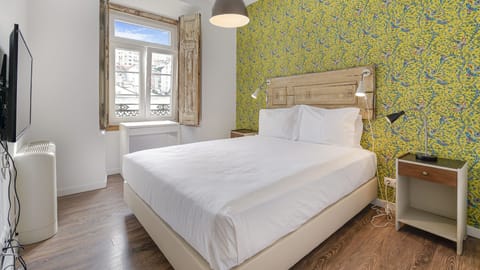 A comfortable bedroom with city view and a TV, that can accommodate up to two guests.
#comfort #cityview #portugal #pt #lisbon