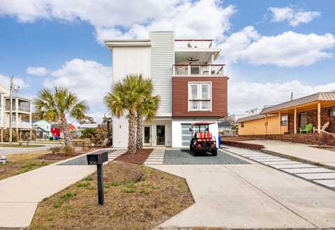 Two driveways for parking up to 6 cars