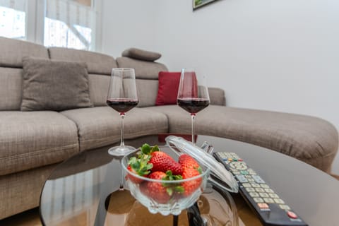 Family House | Living area | 100-cm flat-screen TV with satellite channels