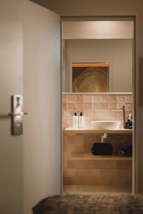 Superior Triple Room | Bathroom | Free toiletries, towels