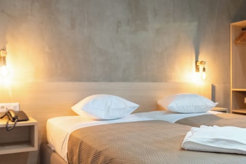 Comfort Twin Room | In-room safe, laptop workspace, soundproofing, iron/ironing board