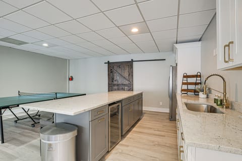 House (6 Bedrooms) | Interior