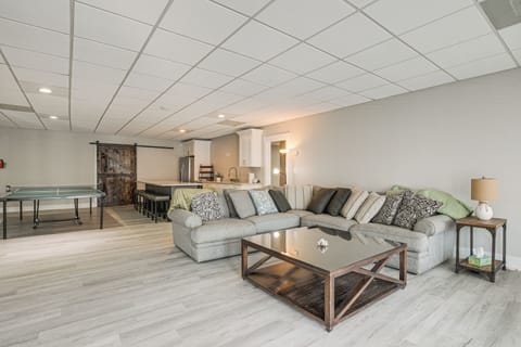 House (6 Bedrooms) | Interior