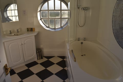 Excelsior Suite | Bathroom | Bathtub, free toiletries, hair dryer, towels