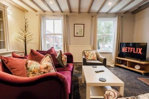 Living Room/Dining Room: relax in the cosy living room, offering the ideal space to unwind in after a day of exploration.