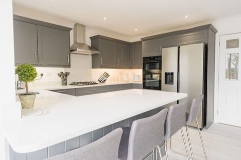 Kitchen/Dining Room: there is plenty of storage space in the kitchen and especially in the American style fridge/freezer.