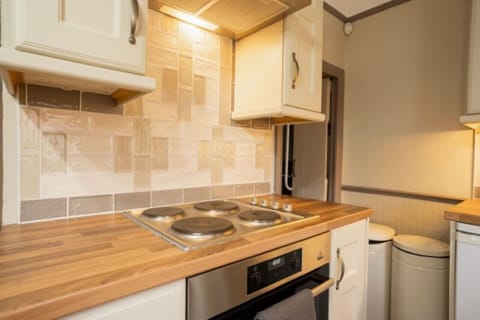 The Kitchen: the fully fitted kitchen comes with all modern amenities & is perfect for preparing delicious meals.