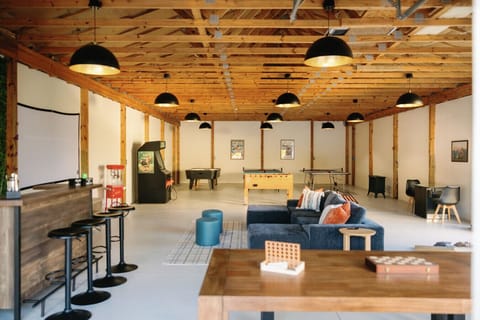 Game Garage: Spacious entertainment hub with games, comfy seating, and a projector for movie nights!