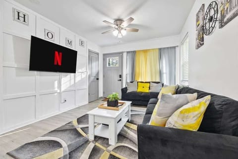 Vibrant living room w/ SMART TV!
