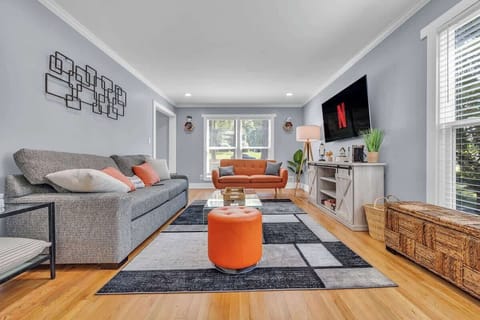 Jazzy living room w/ 60in 4K TV!