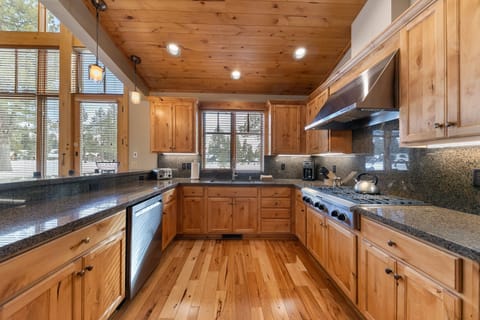 12465 Lookout Loop Truckee CA-print-001-028-Interior-3335x2224-300dpi