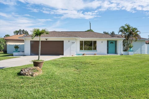 Beautiful 2 bed 2 bath villa located in Charlotte Harbor Area