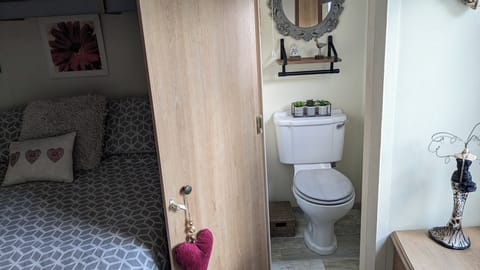 Cabin | 2 bedrooms, iron/ironing board, free WiFi, bed sheets