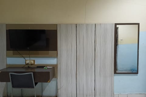 Standard Double Room | Desk, WiFi (free), bed sheets