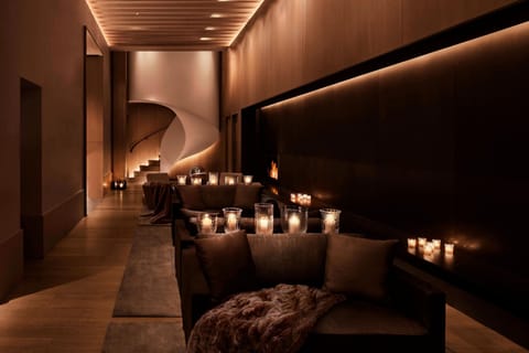 2 bars/lounges, lobby lounge