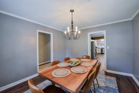 Enough room to seat 6 comfortably