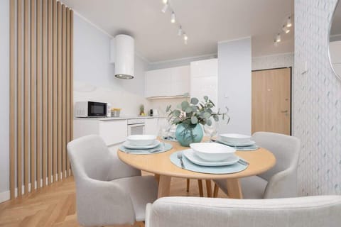 Fully equipped kitchenette and dining area