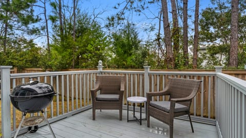 JOAN5 Deck Patio Area