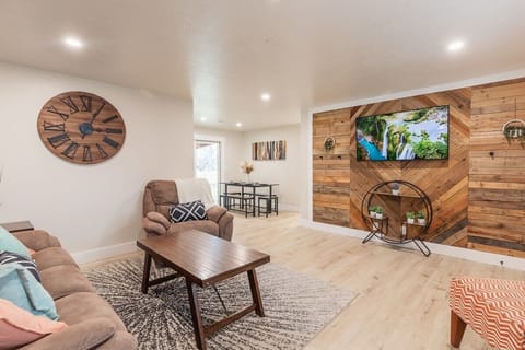 Open Living Space with Plenty of Seating