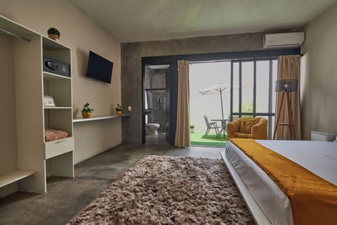 Deluxe Room | In-room safe, individually decorated, desk, laptop workspace