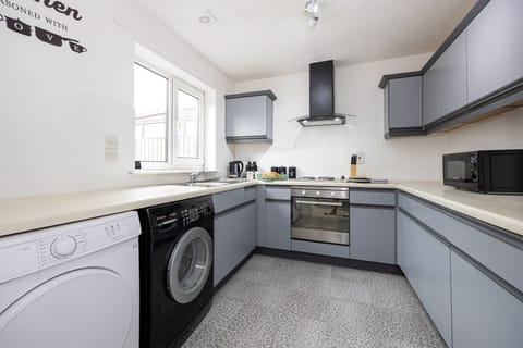 House | Private kitchen | Fridge, microwave, oven, stovetop