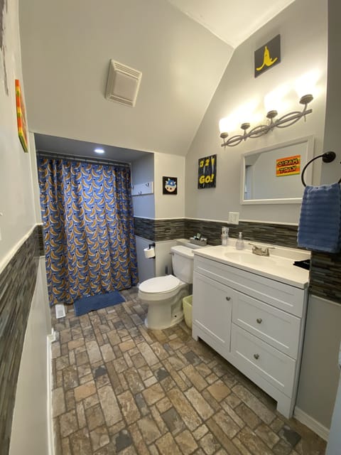 Main bathroom! Full shower/bathtub