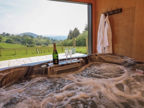 Cottage | Outdoor spa tub