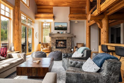 Indoors, Furniture, Living Room, Home Decor, Couch