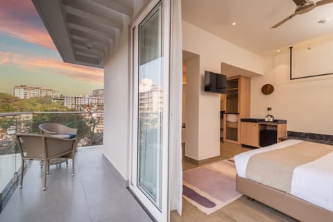 Suite with Balcony | Select Comfort beds, minibar, in-room safe, desk