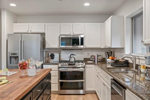 Fully equipped kitchen with breakfast bar and everything you need to cook at home.
