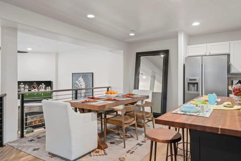 Casual dining space with room for the whole group.