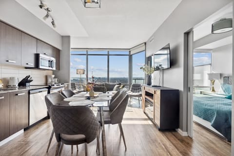 Elite Apartment, 3 Bedrooms, Balcony, Lake View | Private kitchen | Full-size fridge, microwave, oven, stovetop