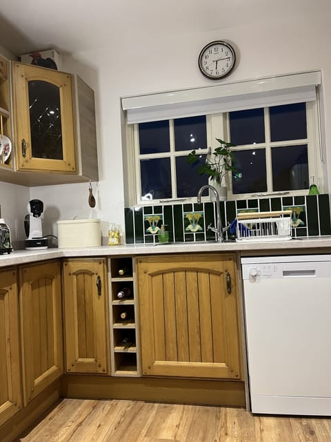 Kitchen - coffee machine, dish washer, toaster, kettle, sink, fridge, freezer 