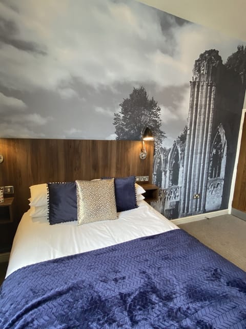 Standard Double Room, Ensuite | Desk, iron/ironing board, free WiFi