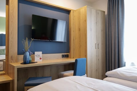 Comfort Twin Room | Living area | TV